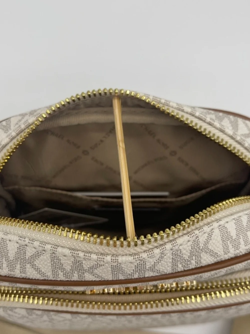NWT Michael Kors Vanilla JetSet Travel Logo Crossbody Bag